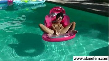 Роскошная латино-американка у бассейна дает во всех позициях седовласому молодчику