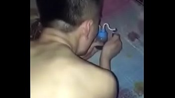 Покуда братик спит сестренка ему мастурбирует